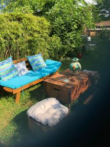 um pátio com dois sofás azuis e uma mesa em Rast und Ruhe em Wechingen