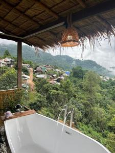 una vasca da bagno con vista sulle montagne di Wanna’s house a Ban Huai Khai