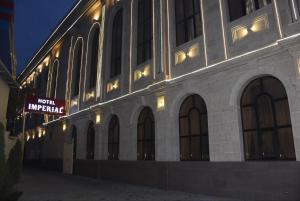 oświetlony budynek z napisem „hotel upgrade” w obiekcie IMPERIAL w mieście Taraz