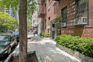 chodnik w mieście z budynkiem i samochodem w obiekcie Perfect Chic Apartment in Upper West of NYC! w Nowym Jorku
