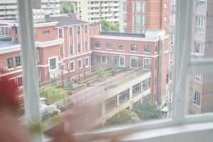 Datong Elite Apartment, Peoples Square, CBD في شانغهاي: اطلالة من نافذة على مدينة بها مباني