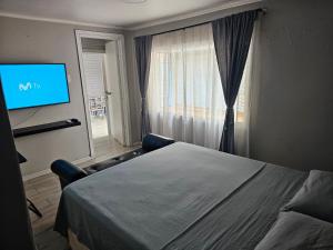 um quarto de hotel com uma cama e uma televisão em Apartamento Interior 2do Piso Casa, 026 Quilicura em Santiago