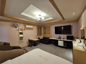 TV a/nebo společenská místnost v ubytování Hotel G7 Daejeon