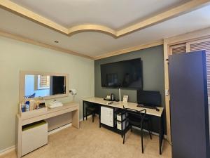 TV a/nebo společenská místnost v ubytování Hotel G7 Daejeon
