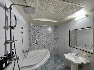 y baño con bañera, lavamanos y bañera. en Hotel G7 Daejeon en Daejeon
