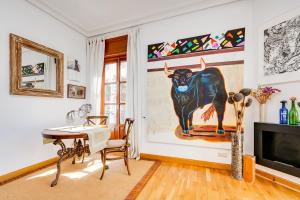 een woonkamer met een groot schilderij van een stier aan de muur bij Luxury apartment around Serrano and Juan Bravo in Madrid