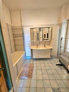 y baño con bañera, lavamanos y ducha. en Helle Wohnung mit sonnigem Ausblick, in zentraler Lage 135 qm, 4 Zimmer Wohnung, en Oldenburg
