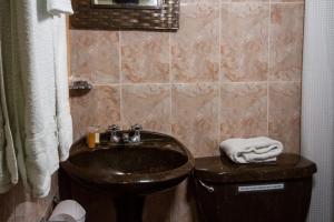 La salle de bains est pourvue d'un lavabo et de toilettes. dans l'établissement Hotel del Sol, à San Miguel de Allende