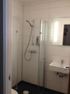 uma casa de banho com um chuveiro e um lavatório. em Haukeli Hotel em Haukeligrend