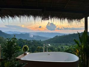 - une baignoire dans un complexe avec vue sur la montagne dans l'établissement Wanna’s house, à Ban Huai Khai