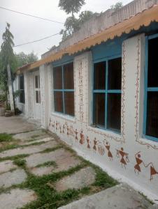 ハンピにあるPeshagar Guest Houseの壁画のある建物