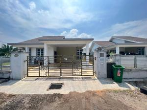 una casa en construcción con una puerta delante en EMPIRE HOMESTAY PAKA ROOM 2, en Paka