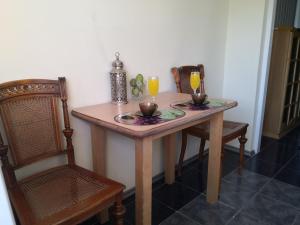 een houten tafel met twee glazen sinaasappelsap erop bij Ekonominės klasės butas Kėdainiuose in Kėdainiai
