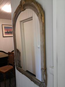 een spiegel aan een muur in een kamer bij Ekonominės klasės butas Kėdainiuose in Kėdainiai