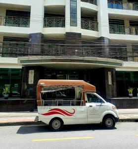 un camión blanco estacionado frente a un edificio en Admiral Premier Bangkok, en Bangkok