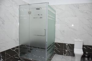 W łazience znajduje się przeszklony prysznic i toaleta. w obiekcie IMPERIAL w mieście Taraz