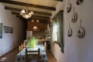 comedor con mesa, sillas y techo en Casa La Tora en Deltebre