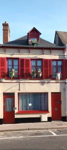 - un bâtiment rouge avec des portes et des fenêtres rouges dans l'établissement gîte la bohème, à Saint-Valery-sur-Somme