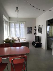 ein Wohnzimmer mit einem Tisch und einem Sofa in der Unterkunft Villa Mirabella, il bosco in Città. in Turin