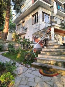 ein Haus mit einer Treppe vor einem Haus in der Unterkunft Villa Mirabella, il bosco in Città. in Turin