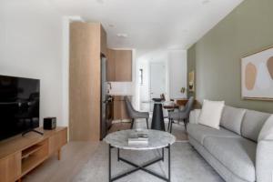 ein Wohnzimmer mit einem Sofa und einem Tisch in der Unterkunft Lovely 3 Bedroom Apartment in New York