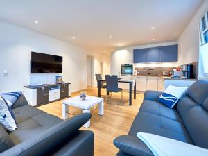 Μια τηλεόραση ή/και κέντρο ψυχαγωγίας στο Villa Beatrice in Binz - WG 2 mit Terrasse strandnah