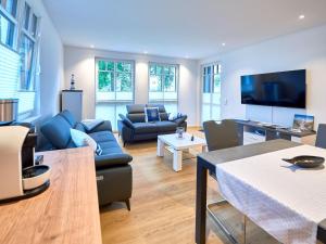 Μια τηλεόραση ή/και κέντρο ψυχαγωγίας στο Villa Beatrice in Binz - WG 2 mit Terrasse strandnah