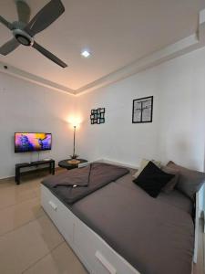 une chambre avec un grand lit avec un ventilateur de plafond dans l'établissement Shaftsbury 1 BR w Netflix Wi-Fi, à Cyberjaya 20 autres photos