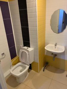 uma casa de banho com um WC e um lavatório em I Garden Place em Ban Choho