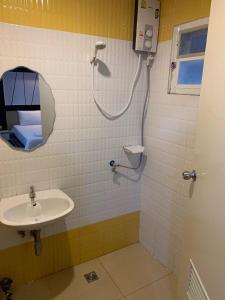 a bathroom with a sink and a shower with a mirror at I Garden Place in Ban Choho