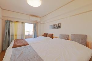 a bedroom with a large bed and a window at V.Close to Shinjuku Kabukicho/Korean Town/FrWIFI A in Tokyo