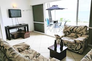 - un salon avec deux canapés et une télévision dans l'établissement CASABLANCA-SAME DEPARTAMENTO FRENTE AL MAR, à Same