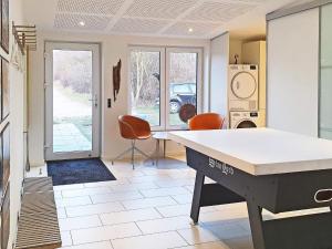 ein Wohnzimmer mit einer Tischtennisplatte und Stühlen in der Unterkunft 8 person holiday home in Kalundborg in Kalundborg