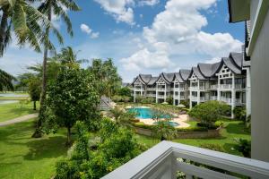 uma vista para o resort a partir da varanda em Spacious 2BR Apartment Allamanda II in Laguna, 10 min from BangTao Beach em Praia de Bang Tao