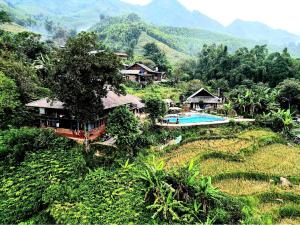 un complejo con piscina y montañas de fondo en Tavan Chopai Homestay, en Sa Pa