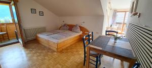 ヘルマゴルにあるFerienhaus Waldhofのベッドとテーブル付きの小さな部屋