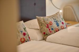 A bed or beds in a room at Hotel Garni Schneider