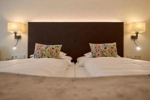 A bed or beds in a room at Hotel Garni Schneider