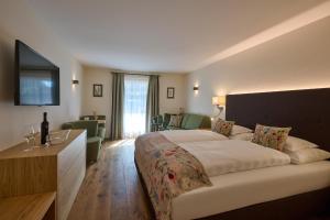 A bed or beds in a room at Hotel Garni Schneider