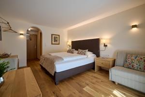 A bed or beds in a room at Hotel Garni Schneider