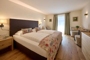 A bed or beds in a room at Hotel Garni Schneider