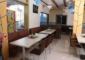una sala da pranzo con tavoli, sedie e palloncini di HOTEL CVR a Nānded