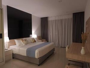 1 dormitorio con 1 cama grande y 1 mesa en GentingPeak8pax3BR110@IonDelemen, en Genting Highlands