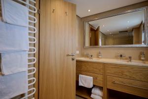 A bathroom at Hotel Garni Schneider
