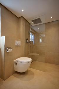 A bathroom at Hotel Garni Schneider