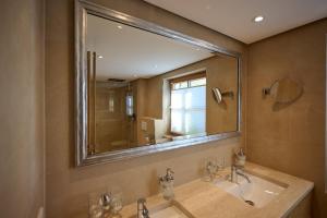 A bathroom at Hotel Garni Schneider