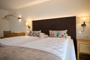 A bed or beds in a room at Hotel Garni Schneider