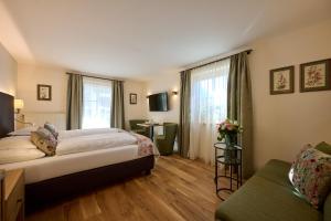 A bed or beds in a room at Hotel Garni Schneider