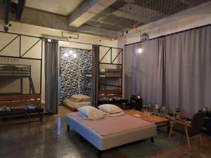 Ένα ή περισσότερα κρεβάτια σε δωμάτιο στο Yeosu Loft House
