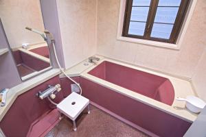 a bathroom with a red tub and a sink at -旅time 今里パーク- 最大10人宿泊 今里駅 小路駅に近く 広いキッチン 今里エリア交通便利 in Osaka